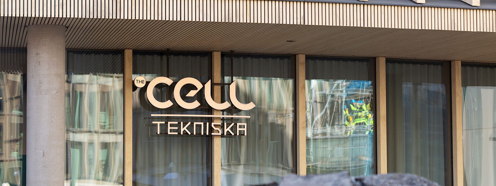 Exteriör bild på byggnad med loggan för the cell.